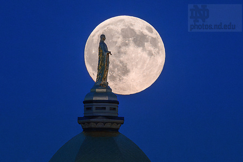 MC 10.6.25 Moonrise 02.jpg by Matt Cashore/University of Notre Dame